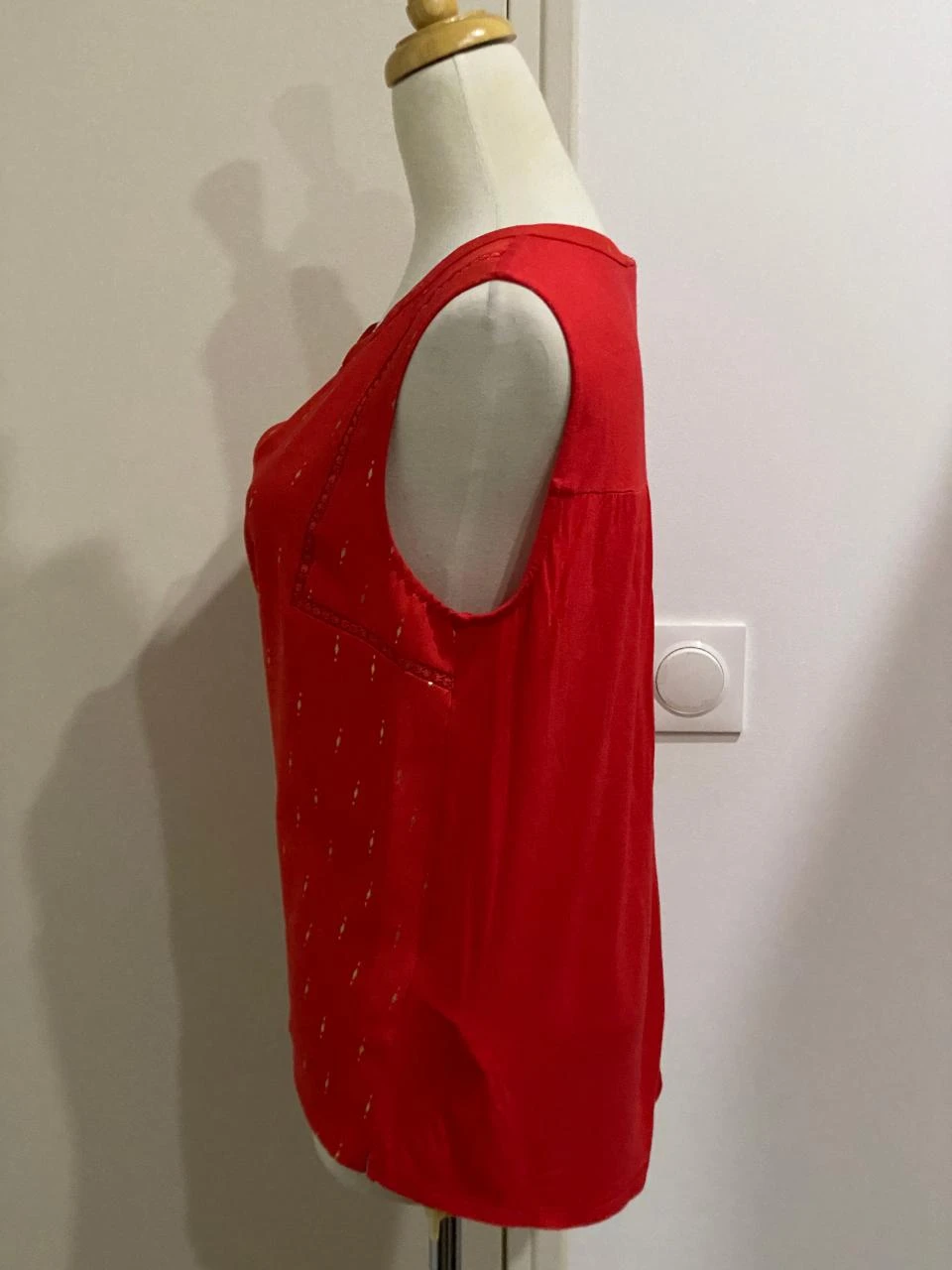 Top Decotado Fluido Vermelho com Estampa Dourada Cache Cache - Tamanho 38 (M) – photo 4